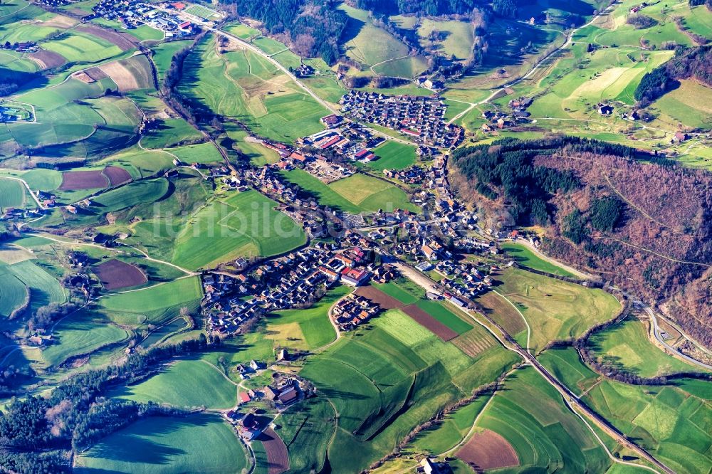 Oberwinden von oben - Ortsansicht am Rande von landwirtschaftlichen Feldern in Oberwinden im Bundesland Baden-Württemberg, Deutschland