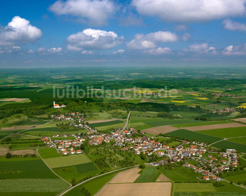 Offingen aus der Vogelperspektive: Ortsansicht am Rande von landwirtschaftlichen Feldern in Offingen im Bundesland Baden-Württemberg, Deutschland