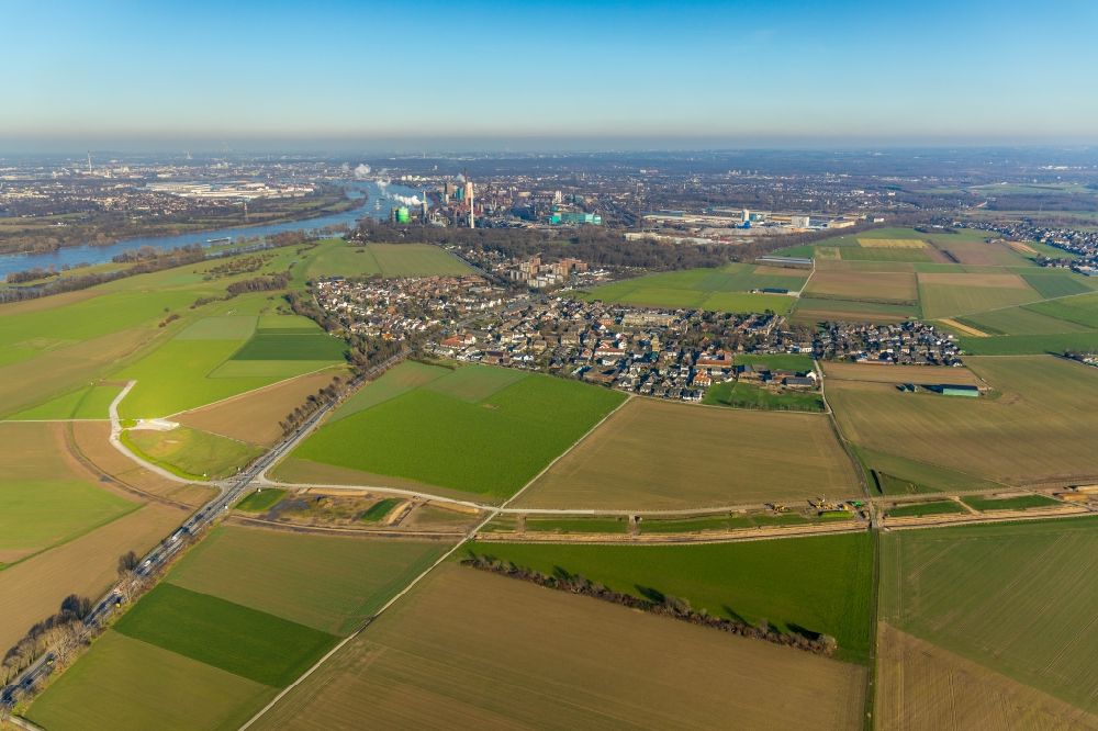 Luftbild Duisburg - Ortsansicht am Rande von landwirtschaftlichen Feldern im Ortsteil Mündelheim in Duisburg im Bundesland Nordrhein-Westfalen, Deutschland
