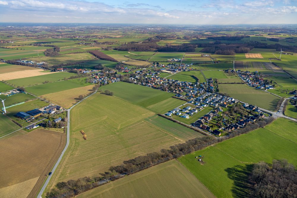 Luftbild Ostbüren - Ortsansicht am Rande von landwirtschaftlichen Feldern in Ostbüren im Bundesland Nordrhein-Westfalen, Deutschland