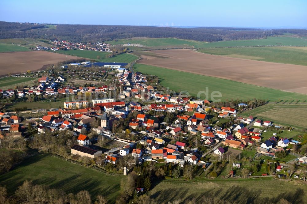 Osterhausen von oben - Ortsansicht am Rande von landwirtschaftlichen Feldern in Osterhausen im Bundesland Sachsen-Anhalt, Deutschland