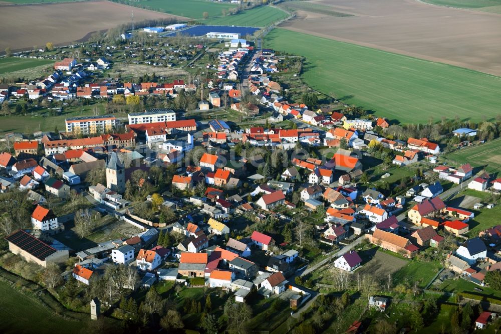 Luftbild Osterhausen - Ortsansicht am Rande von landwirtschaftlichen Feldern in Osterhausen im Bundesland Sachsen-Anhalt, Deutschland
