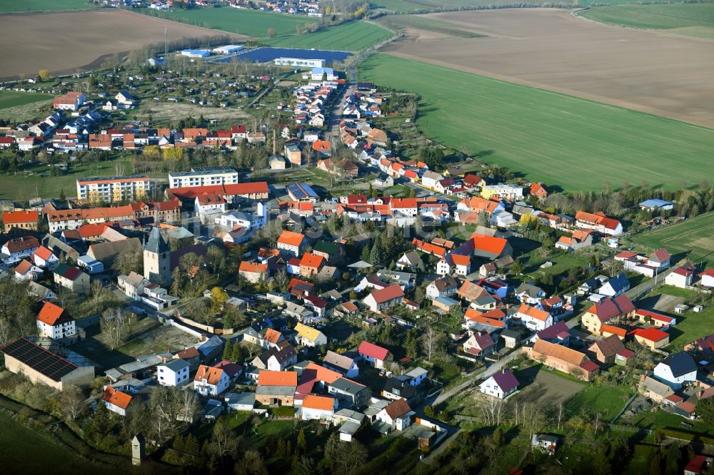 Luftaufnahme Osterhausen - Ortsansicht am Rande von landwirtschaftlichen Feldern in Osterhausen im Bundesland Sachsen-Anhalt, Deutschland