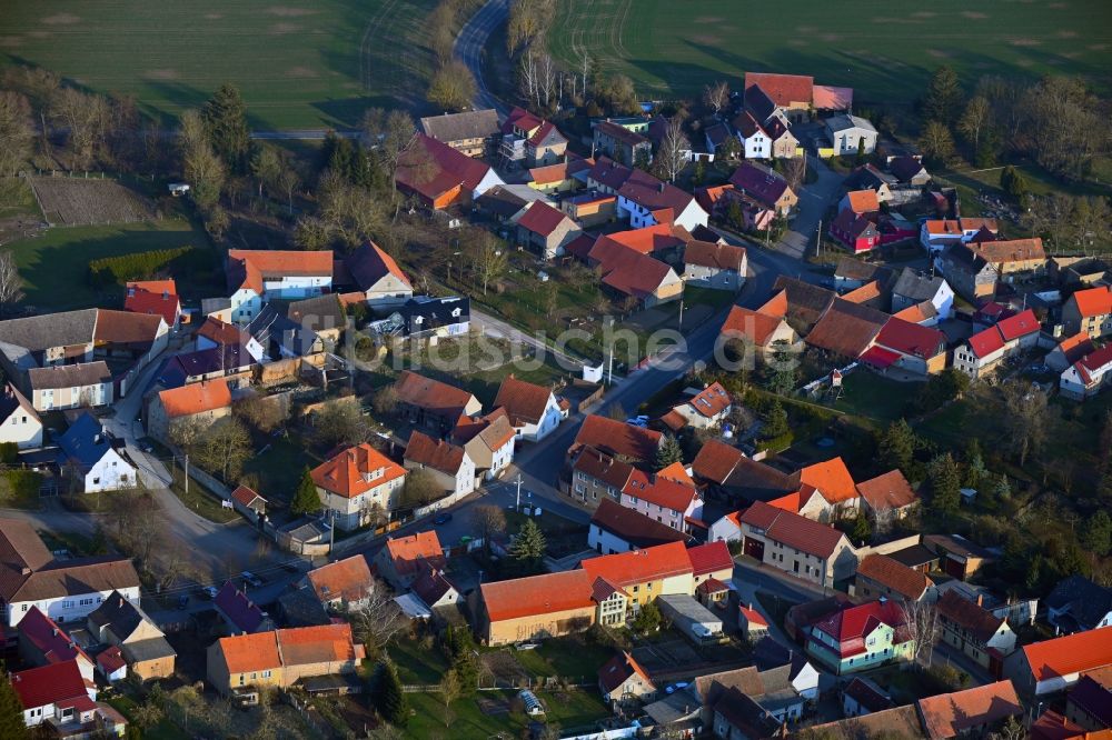 Luftbild Ostramondra - Ortsansicht am Rande von landwirtschaftlichen Feldern in Ostramondra im Bundesland Thüringen, Deutschland
