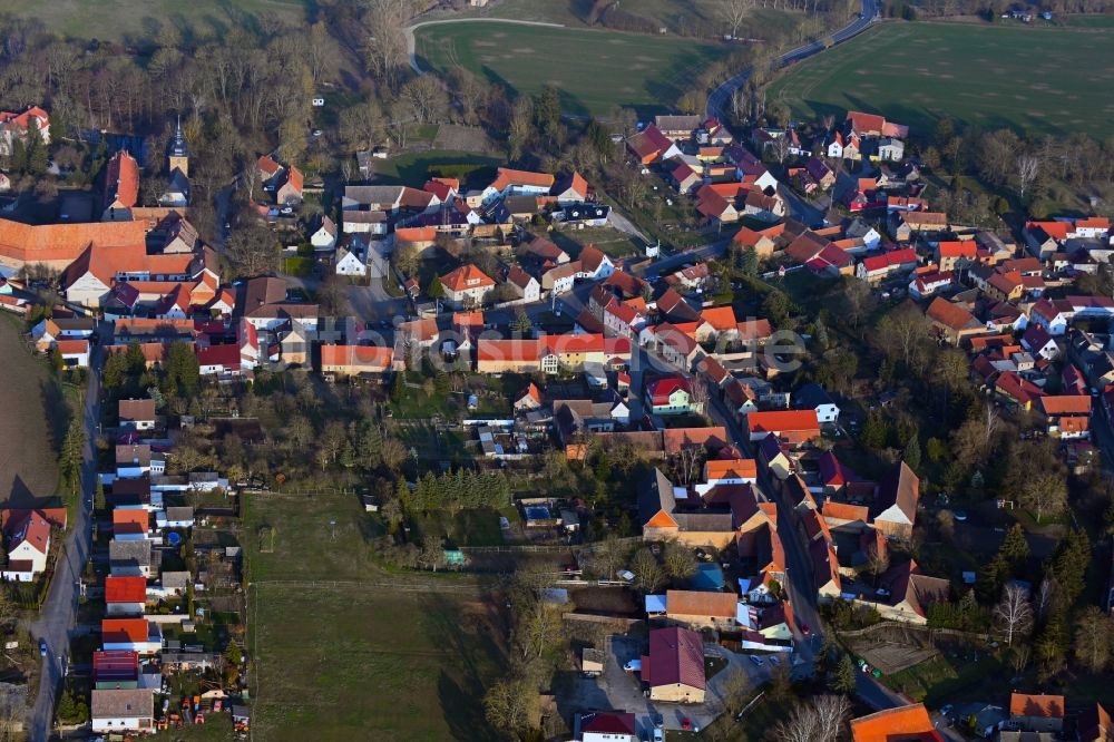 Luftaufnahme Ostramondra - Ortsansicht am Rande von landwirtschaftlichen Feldern in Ostramondra im Bundesland Thüringen, Deutschland