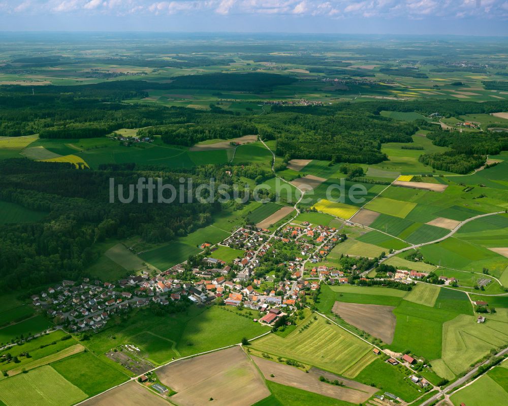 Luftaufnahme Otterswang - Ortsansicht am Rande von landwirtschaftlichen Feldern in Otterswang im Bundesland Baden-Württemberg, Deutschland