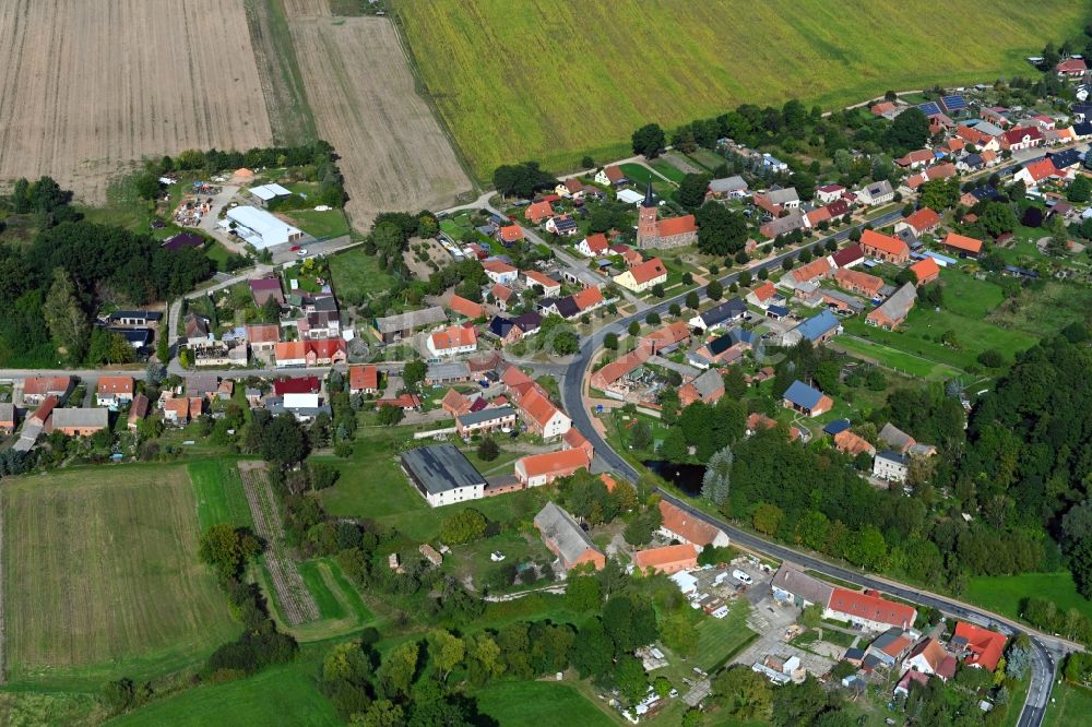 Papenbruch aus der Vogelperspektive: Ortsansicht am Rande von landwirtschaftlichen Feldern in Papenbruch im Bundesland Brandenburg, Deutschland
