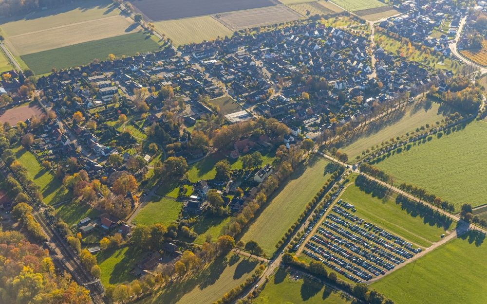 Feldhausen von oben - Ortsansicht am Rande von landwirtschaftlichen Feldern mit Parkplatz für PKWs am Grüner Weg in Feldhausen im Bundesland Nordrhein-Westfalen, Deutschland