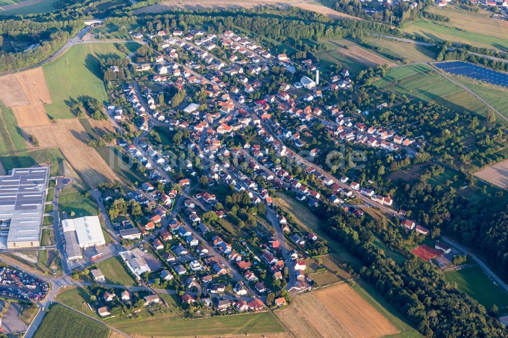 Luftaufnahme Petersberg - Ortsansicht am Rande von landwirtschaftlichen Feldern in Petersberg im Bundesland Rheinland-Pfalz, Deutschland