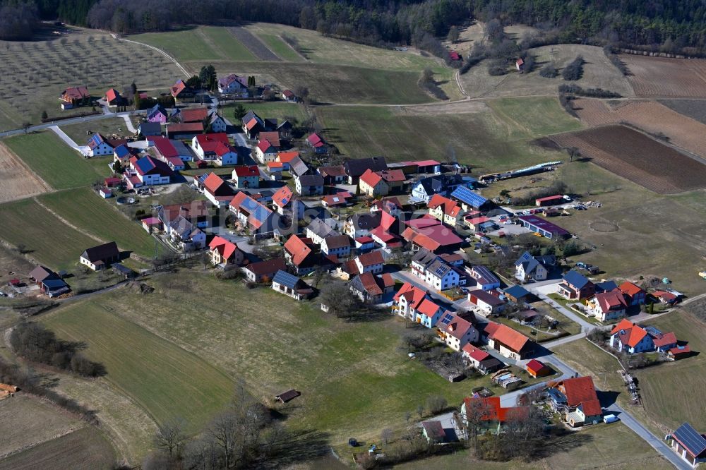Pfaffenberg aus der Vogelperspektive: Ortsansicht am Rande von landwirtschaftlichen Feldern in Pfaffenberg im Bundesland Bayern, Deutschland