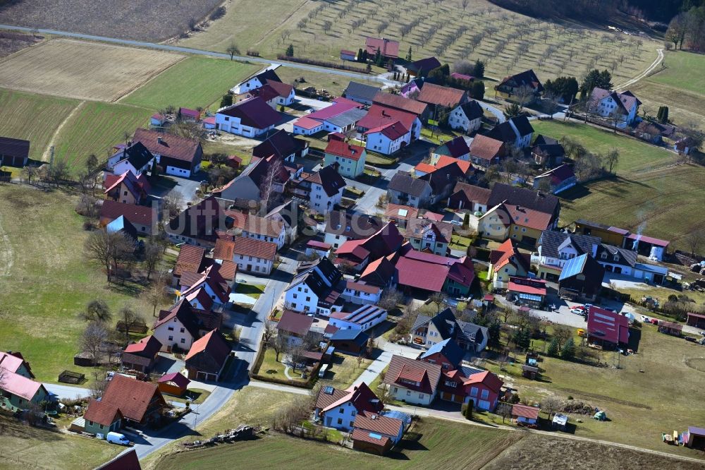 Pfaffenberg von oben - Ortsansicht am Rande von landwirtschaftlichen Feldern in Pfaffenberg im Bundesland Bayern, Deutschland