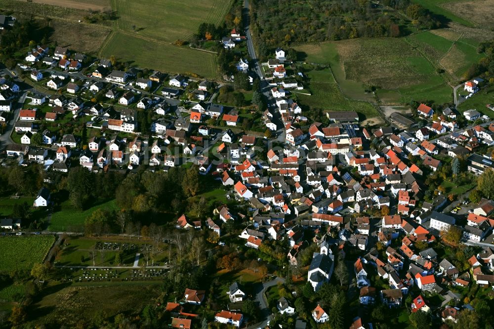 Luftaufnahme Pfaffenwiesbach - Ortsansicht am Rande von landwirtschaftlichen Feldern in Pfaffenwiesbach im Bundesland Hessen, Deutschland