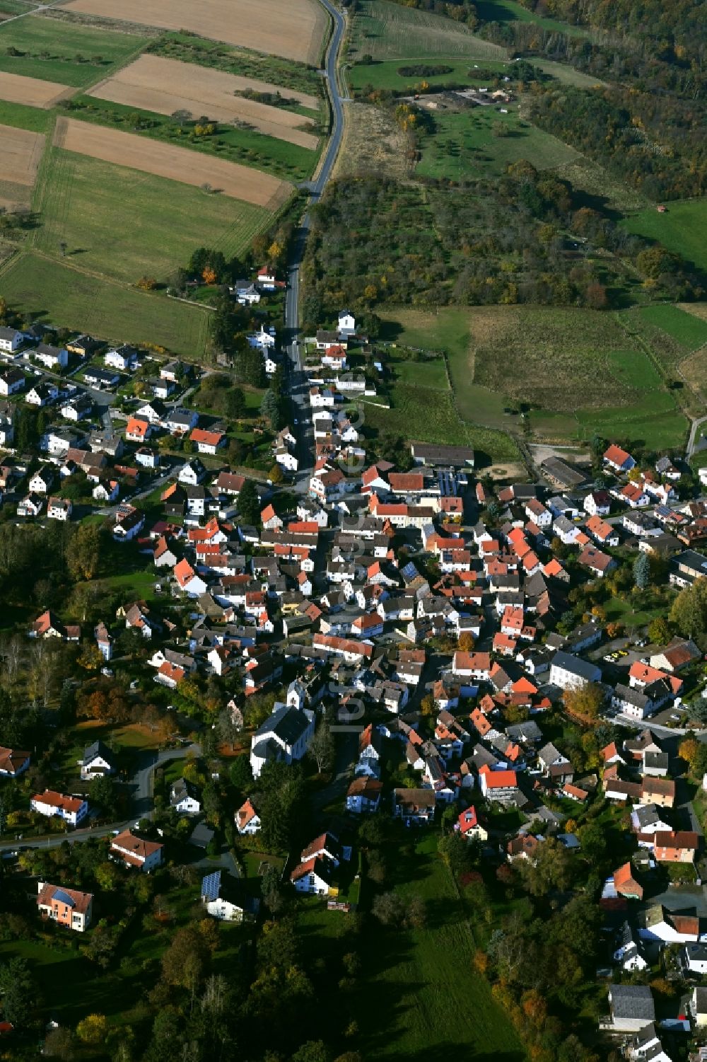 Pfaffenwiesbach von oben - Ortsansicht am Rande von landwirtschaftlichen Feldern in Pfaffenwiesbach im Bundesland Hessen, Deutschland