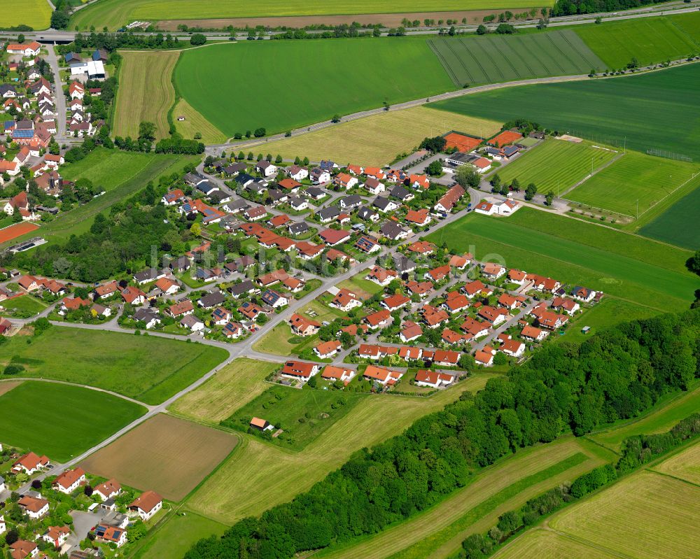Luftbild Äpfingen - Ortsansicht am Rande von landwirtschaftlichen Feldern in Äpfingen im Bundesland Baden-Württemberg, Deutschland