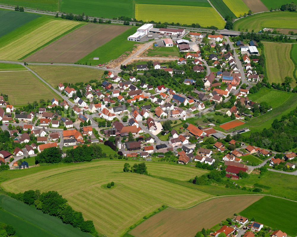 Luftaufnahme Äpfingen - Ortsansicht am Rande von landwirtschaftlichen Feldern in Äpfingen im Bundesland Baden-Württemberg, Deutschland