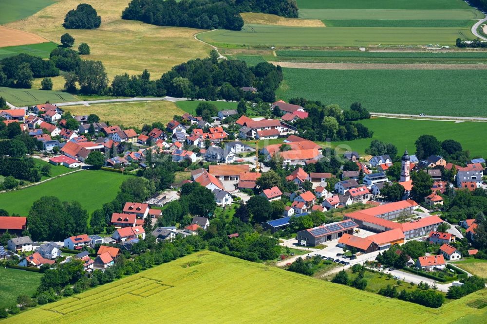 Puch aus der Vogelperspektive: Ortsansicht am Rande von landwirtschaftlichen Feldern in Puch im Bundesland Bayern, Deutschland