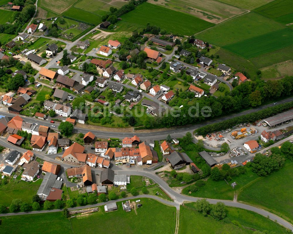 Queck aus der Vogelperspektive: Ortsansicht am Rande von landwirtschaftlichen Feldern in Queck im Bundesland Hessen, Deutschland