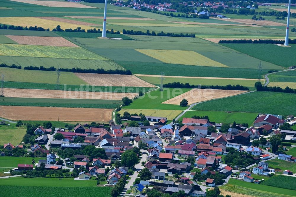Raitenbuch von oben - Ortsansicht am Rande von landwirtschaftlichen Feldern in Raitenbuch im Bundesland Bayern, Deutschland