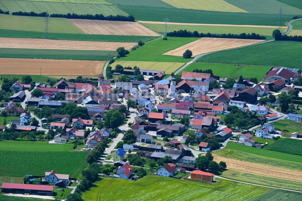 Raitenbuch aus der Vogelperspektive: Ortsansicht am Rande von landwirtschaftlichen Feldern in Raitenbuch im Bundesland Bayern, Deutschland