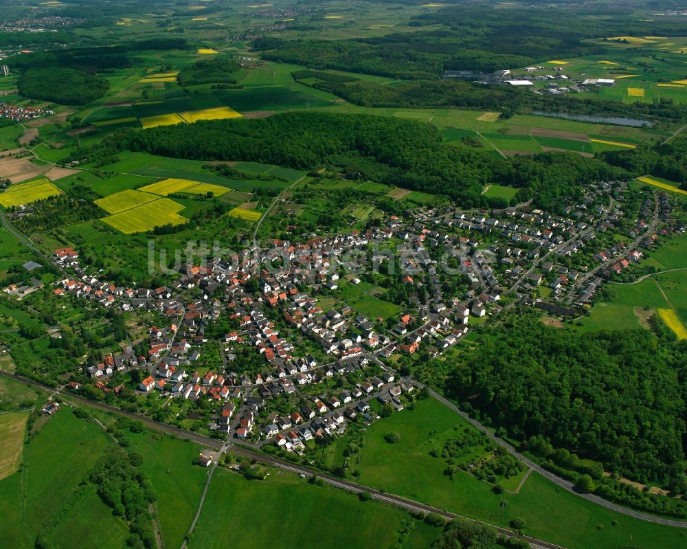 Luftaufnahme Rödgen - Ortsansicht am Rande von landwirtschaftlichen Feldern in Rödgen im Bundesland Hessen, Deutschland