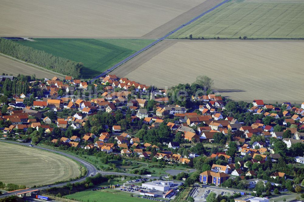 Reddeber aus der Vogelperspektive: Ortsansicht am Rande von landwirtschaftlichen Feldern in Reddeber im Bundesland Sachsen-Anhalt, Deutschland