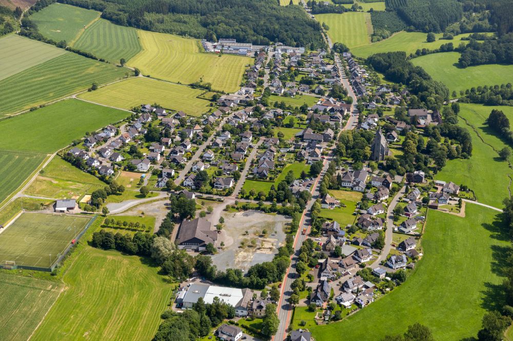 Reiste aus der Vogelperspektive: Ortsansicht am Rande von landwirtschaftlichen Feldern in Reiste im Bundesland Nordrhein-Westfalen, Deutschland