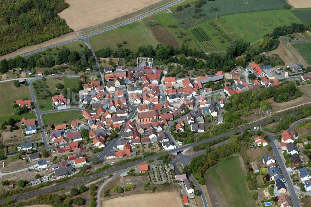 Reuchelheim aus der Vogelperspektive: Ortsansicht am Rande von landwirtschaftlichen Feldern in Reuchelheim im Bundesland Bayern, Deutschland
