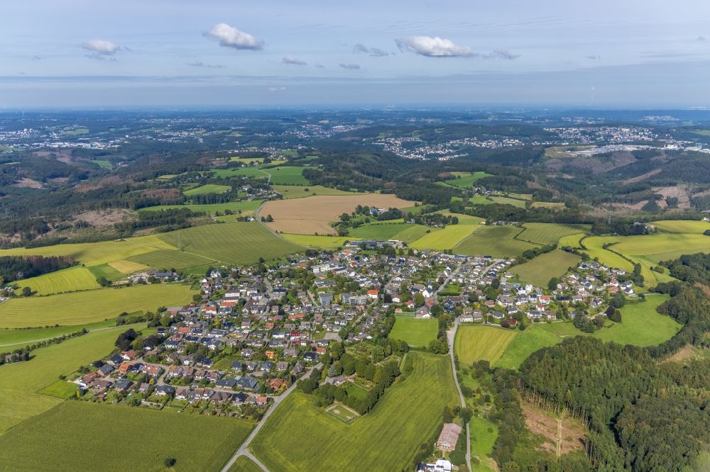 Luftaufnahme Rüggeberg - Ortsansicht am Rande von landwirtschaftlichen Feldern in Rüggeberg im Bundesland Nordrhein-Westfalen, Deutschland
