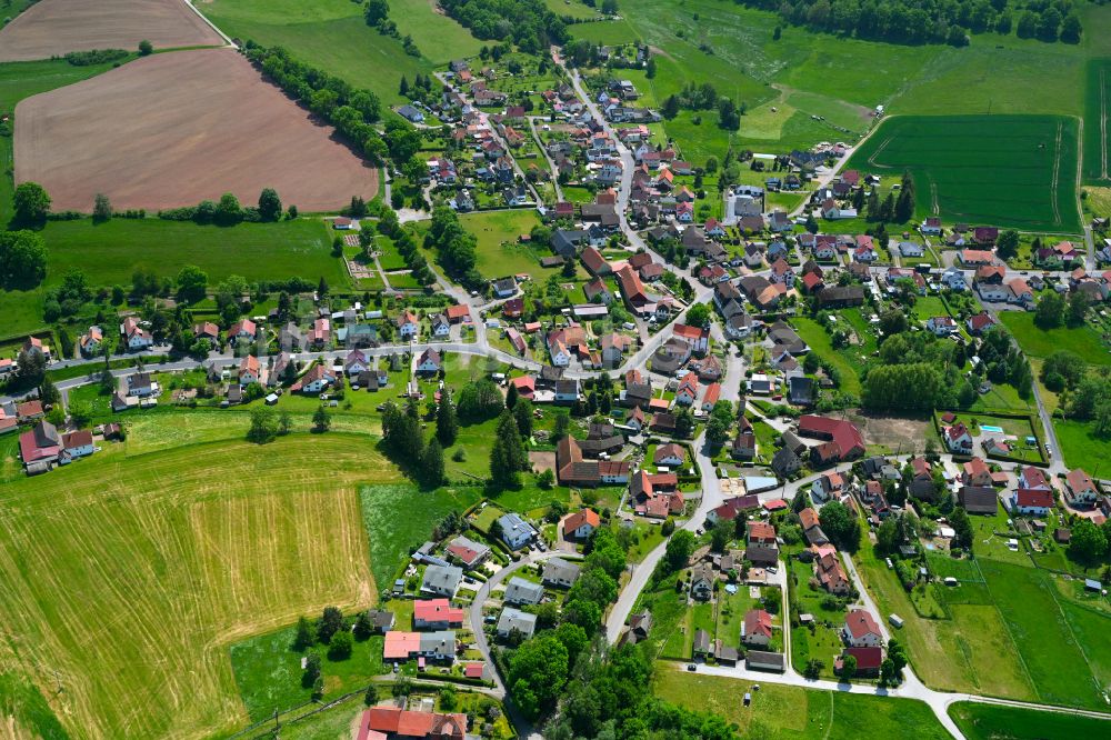 Luftbild Rosa - Ortsansicht am Rande von landwirtschaftlichen Feldern in Rosa im Bundesland Thüringen, Deutschland