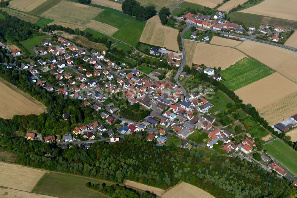 Roßbrunn von oben - Ortsansicht am Rande von landwirtschaftlichen Feldern in Roßbrunn im Bundesland Bayern, Deutschland