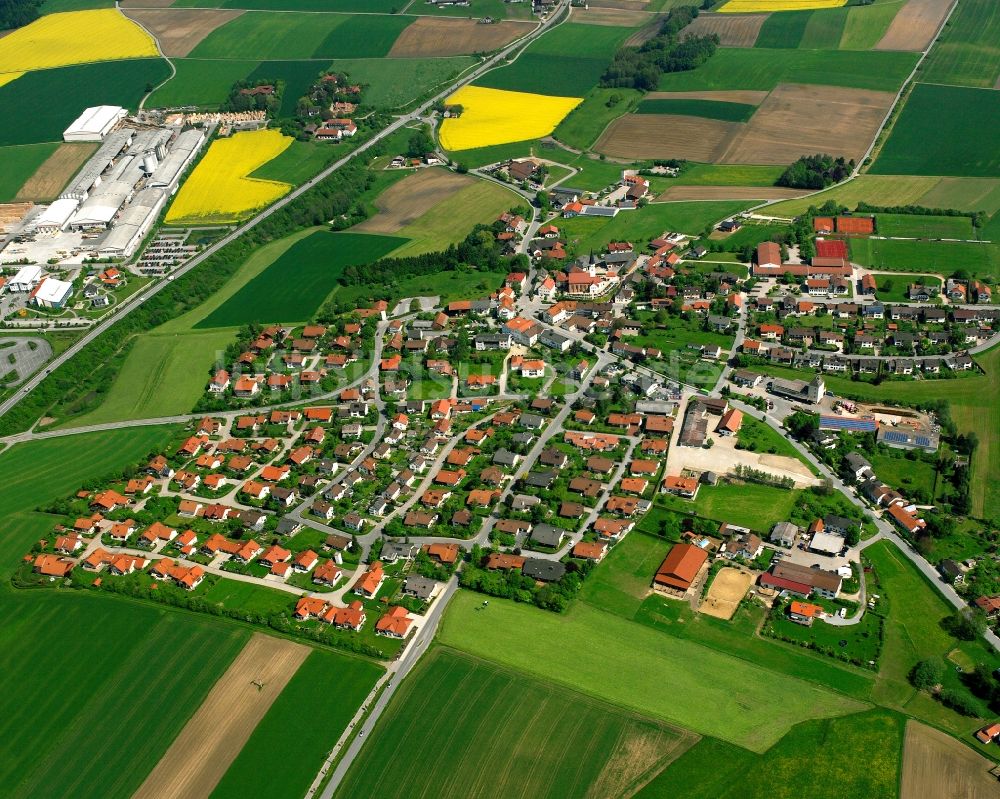 Luftaufnahme Ruderfing - Ortsansicht am Rande von landwirtschaftlichen Feldern in Ruderfing im Bundesland Bayern, Deutschland
