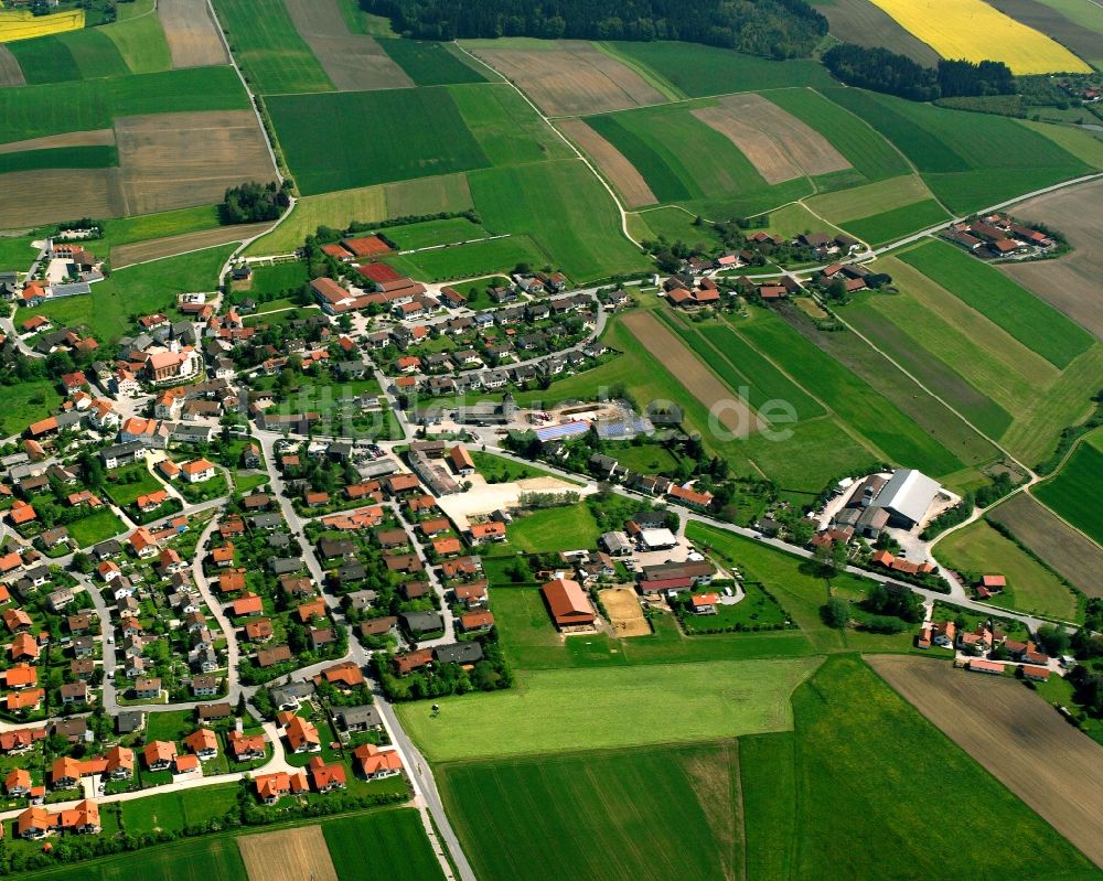 Ruderfing von oben - Ortsansicht am Rande von landwirtschaftlichen Feldern in Ruderfing im Bundesland Bayern, Deutschland