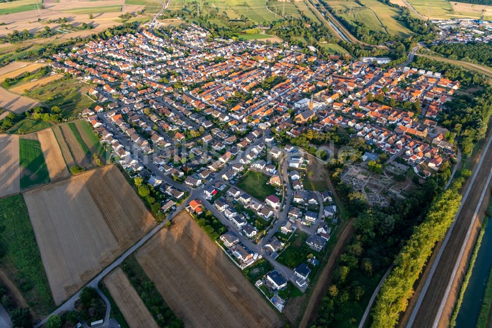 Luftbild Rußheim - Ortsansicht am Rande von landwirtschaftlichen Feldern in Rußheim im Bundesland Baden-Württemberg, Deutschland