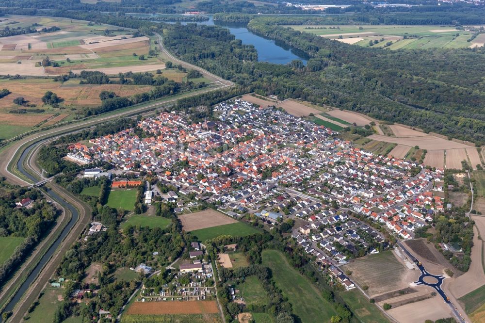 Rußheim von oben - Ortsansicht am Rande von landwirtschaftlichen Feldern in Rußheim im Bundesland Baden-Württemberg, Deutschland