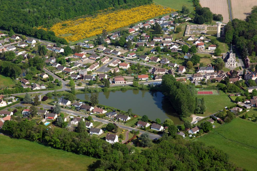 Luftbild Saint-Florent - Ortsansicht am Rande von landwirtschaftlichen Feldern in Saint-Florent in Centre-Val de Loire, Frankreich