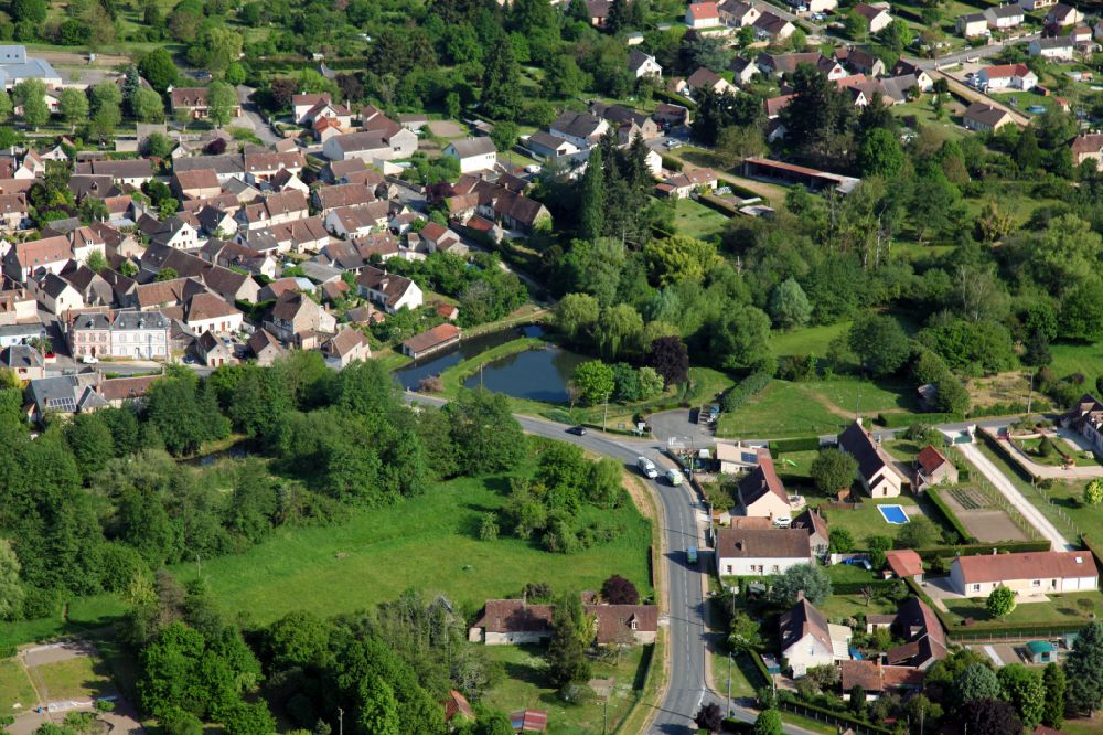 Luftbild Saint-Florent - Ortsansicht am Rande von landwirtschaftlichen Feldern in Saint-Florent in Centre-Val de Loire, Frankreich