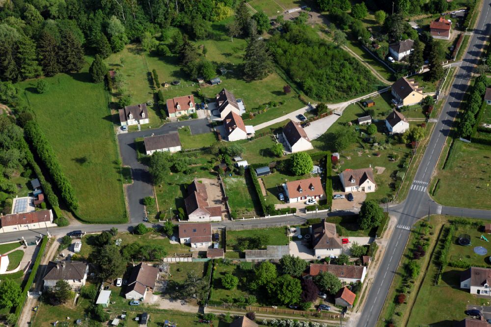 Luftaufnahme Saint-Florent - Ortsansicht am Rande von landwirtschaftlichen Feldern in Saint-Florent in Centre-Val de Loire, Frankreich