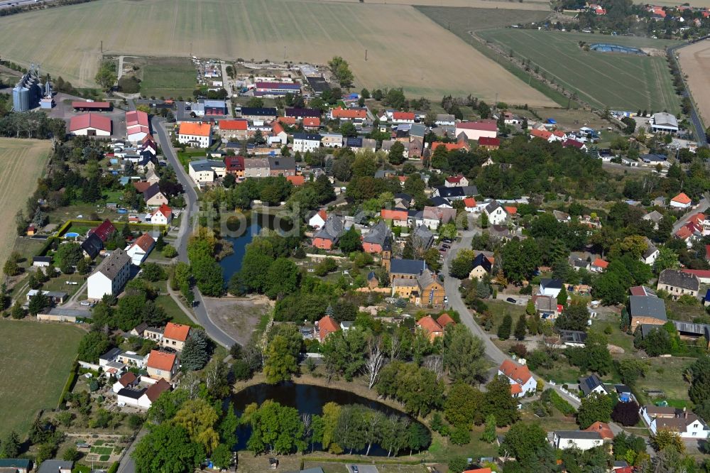 Luftaufnahme Sandersdorf-Brehna - Ortsansicht am Rande von landwirtschaftlichen Feldern in Sandersdorf-Brehna im Bundesland Sachsen-Anhalt, Deutschland