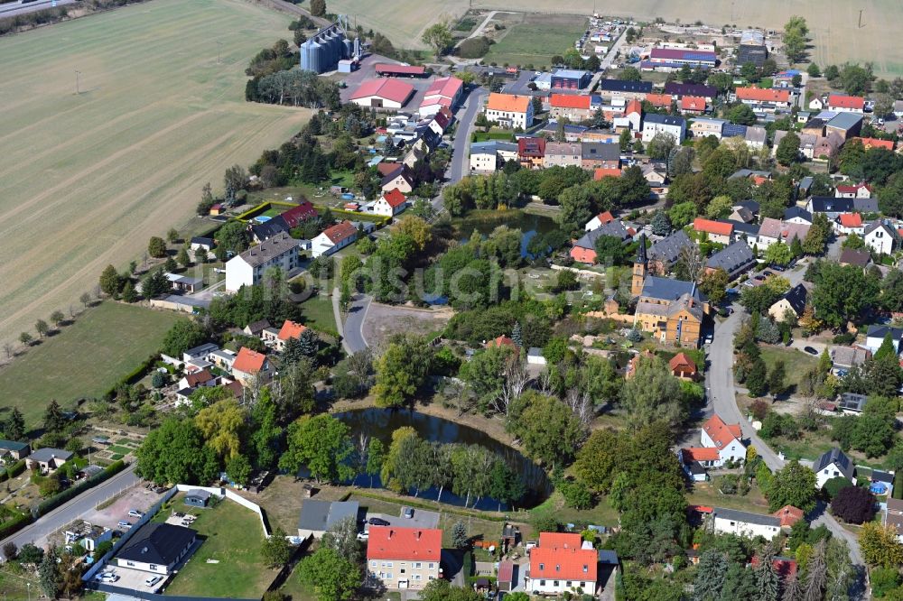 Luftbild Sandersdorf-Brehna - Ortsansicht am Rande von landwirtschaftlichen Feldern in Sandersdorf-Brehna im Bundesland Sachsen-Anhalt, Deutschland
