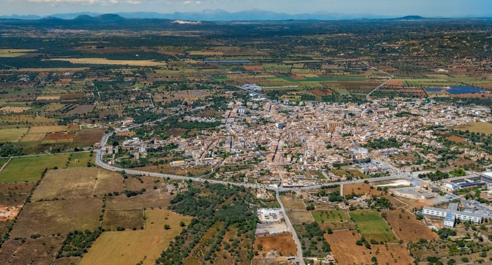 Luftbild Santanyi - Ortsansicht am Rande von landwirtschaftlichen Feldern in Santanyi in Balearische Insel Mallorca, Spanien