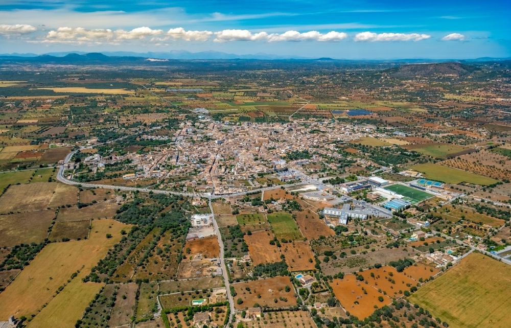 Santanyi von oben - Ortsansicht am Rande von landwirtschaftlichen Feldern in Santanyi in Balearische Insel Mallorca, Spanien