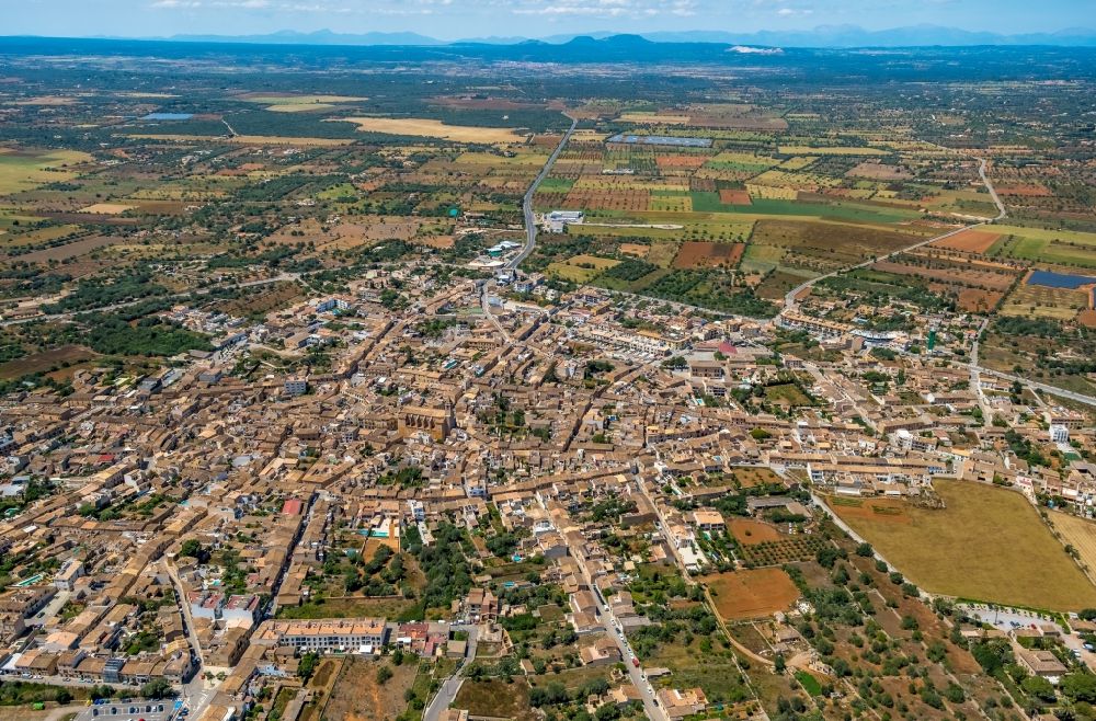 Luftaufnahme Santanyi - Ortsansicht am Rande von landwirtschaftlichen Feldern in Santanyi in Balearische Insel Mallorca, Spanien