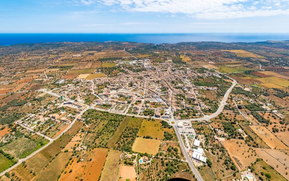 Santanyi aus der Vogelperspektive: Ortsansicht am Rande von landwirtschaftlichen Feldern in Santanyi in Balearische Insel Mallorca, Spanien