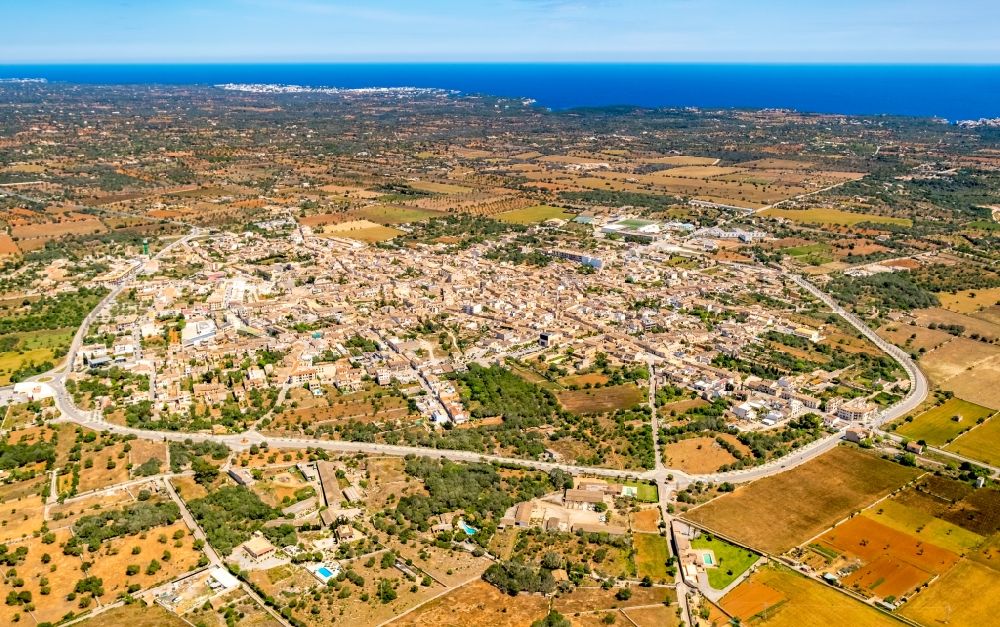 Santanyi von oben - Ortsansicht am Rande von landwirtschaftlichen Feldern in Santanyi in Balearische Insel Mallorca, Spanien