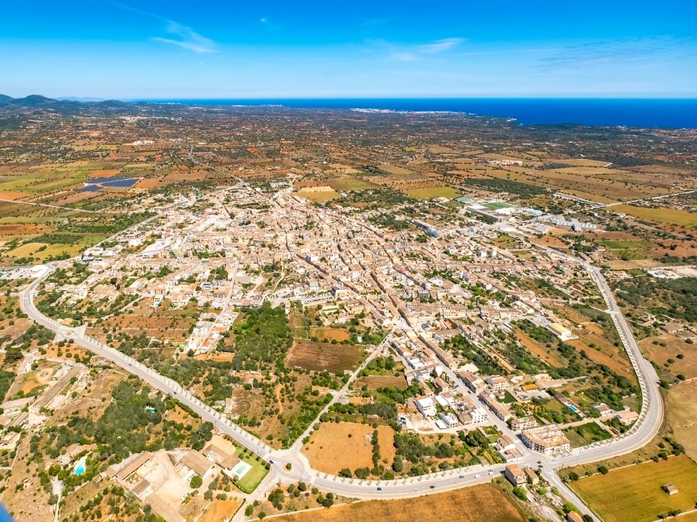 Santanyi aus der Vogelperspektive: Ortsansicht am Rande von landwirtschaftlichen Feldern in Santanyi in Balearische Insel Mallorca, Spanien