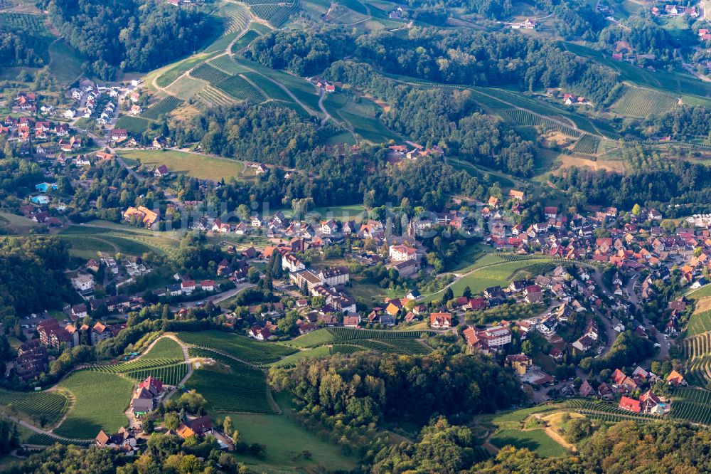 Luftbild Sasbachwalden - Ortsansicht am Rande von landwirtschaftlichen Feldern in Sasbachwalden im Bundesland Baden-Württemberg, Deutschland