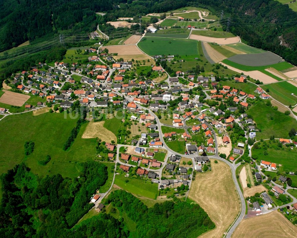 Schachen von oben - Ortsansicht am Rande von landwirtschaftlichen Feldern in Schachen im Bundesland Baden-Württemberg, Deutschland