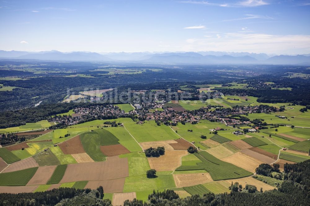 Schäftlarn aus der Vogelperspektive: Ortsansicht am Rande von landwirtschaftlichen Feldern in Schäftlarn im Bundesland Bayern, Deutschland