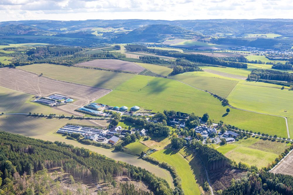 Luftaufnahme Schmallenberg - Ortsansicht am Rande von landwirtschaftlichen Feldern in Schmallenberg im Bundesland Nordrhein-Westfalen, Deutschland