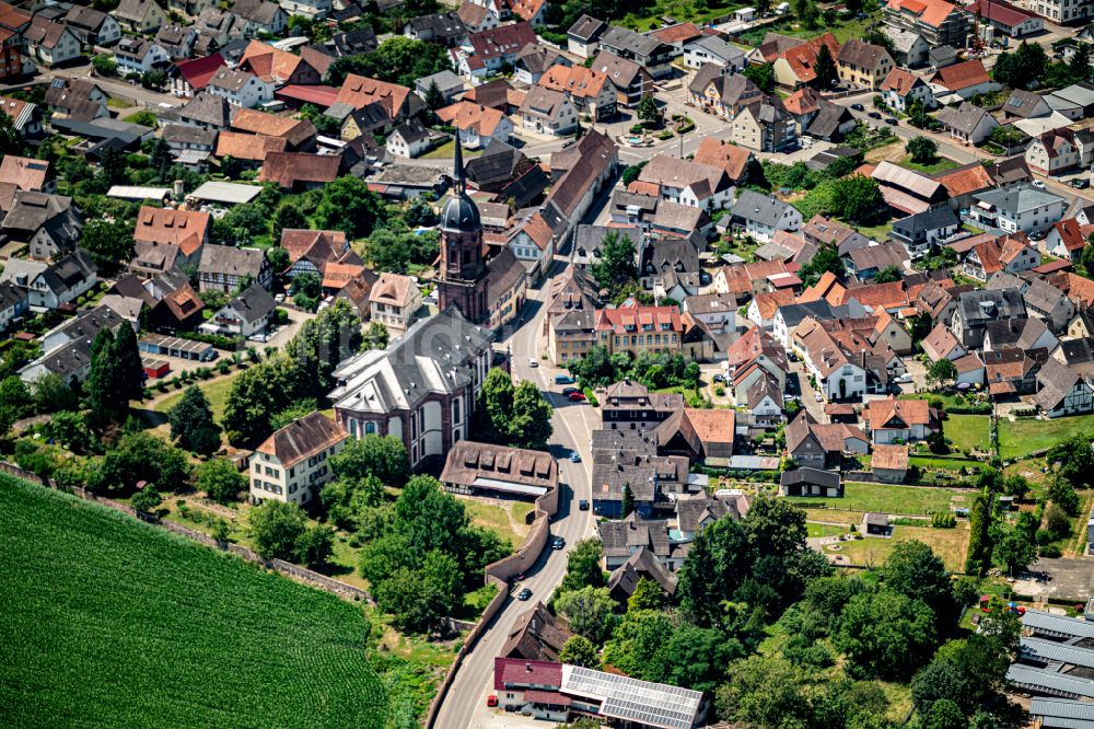 Schuttern von oben - Ortsansicht am Rande von landwirtschaftlichen Feldern in Schuttern im Bundesland Baden-Württemberg, Deutschland